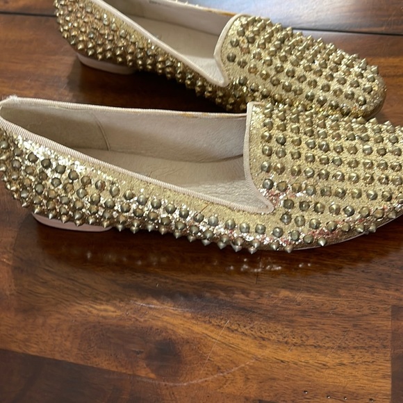 Never worn COPY - Steve Madden size 10 Gold sparkle with gold spikes flat shoes - Picture 2 of 4